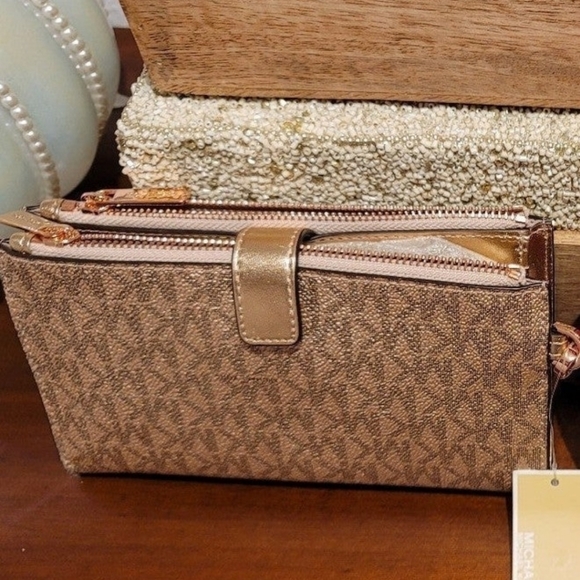 ***SOLD***Michael kors Rose Gold - Picture 2 of 3